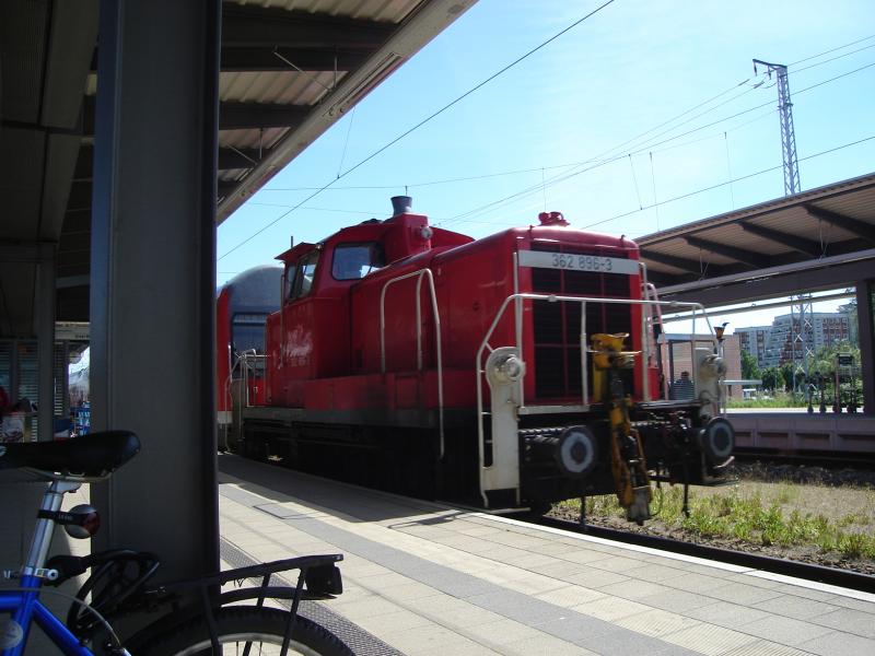 BR 362 rangiert auf dem Rostocker Hbf S-Bahn Waggons zum Abfahrtsgleis
9.6.06
