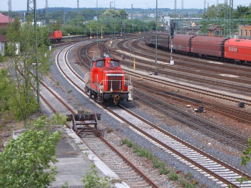 BR 363 164-5 am 10.05.07 bei der Durchfahrt auf Gleis 1 des Aalener Bahnhofs.