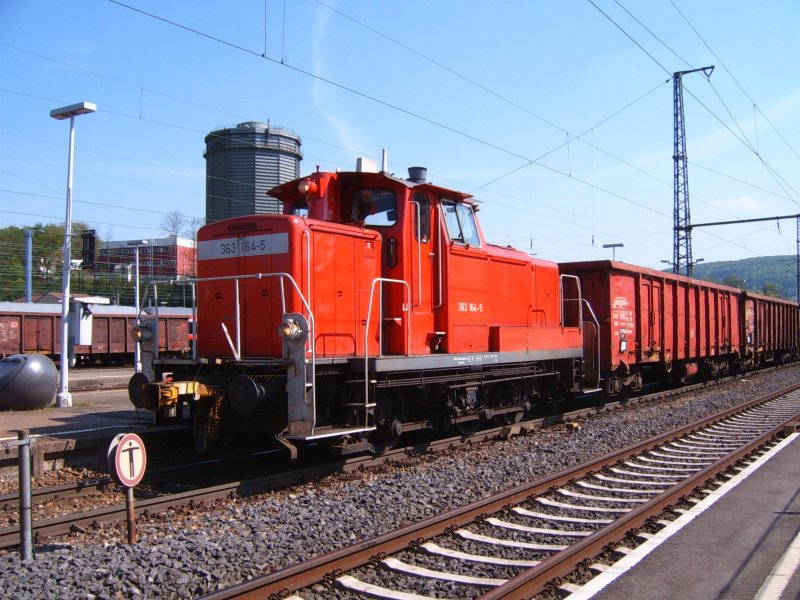 BR 363 164-5 mit einem Schrottzug aus Essingen vor rotem Signal auf Gleis 2 des Aalener Bahnhofs am 27.04.07.