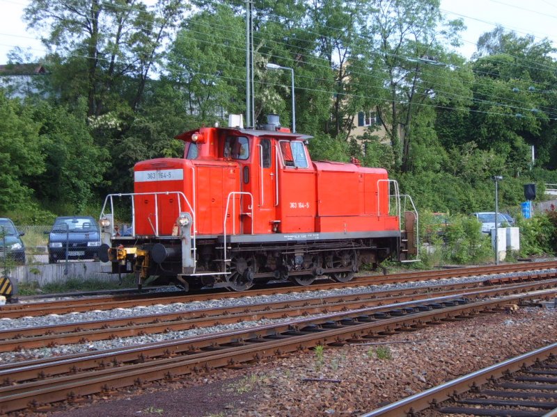 BR 363 164-5 steht am 10.05.07 vor einem roten Signal in Aalen.