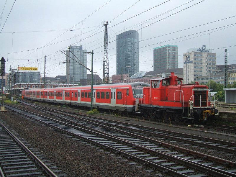 BR 363 206-4 schleppt die defekte BR 143 309-3 als
gesamte S-Bahn aus einem Stutzgleis .( DO Hbf.) 
