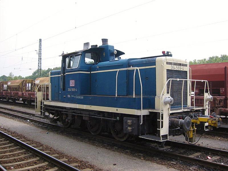 BR 364 569 am 13.09.2003 im Hauptbahnhof Karlsruhe