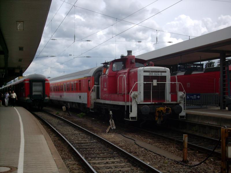 BR 365 rangiert einen IC-Wagenzug der CD in Nrnberg Hbf. Dieser Zug wird den Bahnhof spter als IC 153 nach Prag verlassen. Aufgenommen in Nrnberg Hbf am 21.08.04.