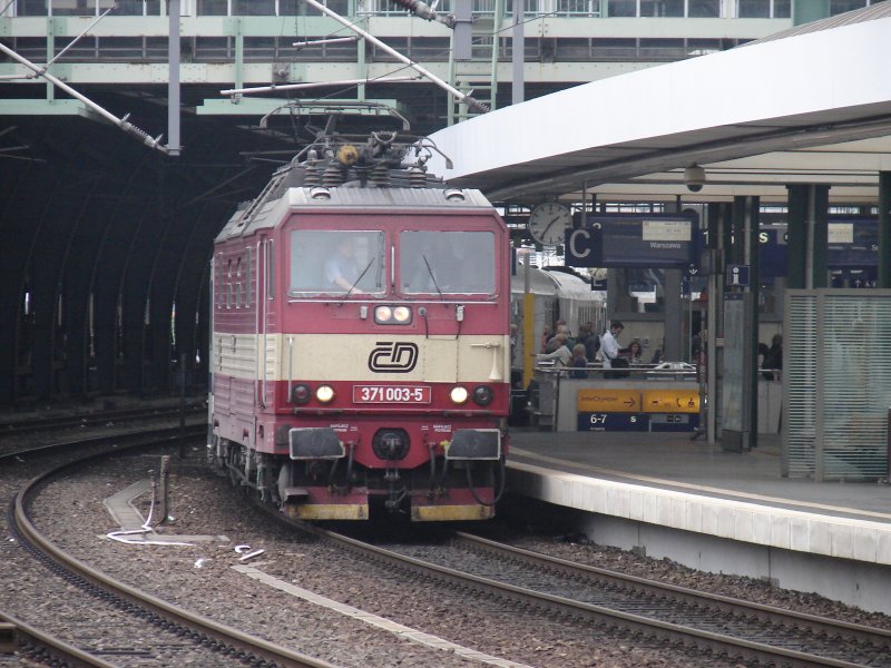 BR 371 003-5  CD  mit EuroCity 45  Berlin-Warszawa-Express  aus Warszawa Wschodnia im Bahnhof Berlin Ostbahnhof (+30). Aufgenommen am 12.08.07