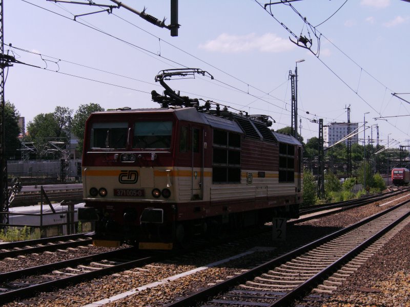 BR 371 005-0 beim Lockwechsel am 05.06.2008 in Dresden Hbf.