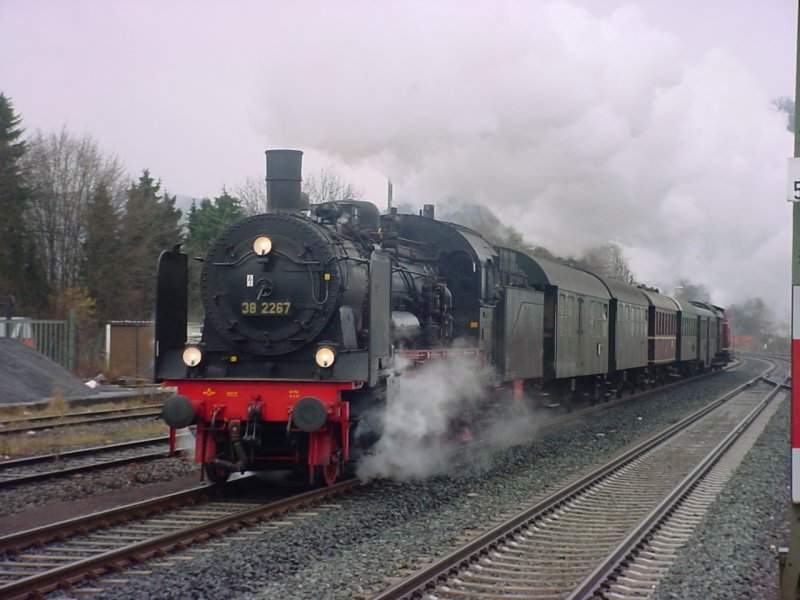 BR 38 2267 durchfuhr am 14.02.2004 Meschede mit einem Sonderzug nach Winterberg. Am Zugende schob eine BR 212.