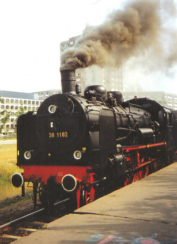 BR 38 im Hp. Erfurt Berliner Strasse vor Zug Nach Erfurt-West - Bindersleben, Aufnahme um 1988