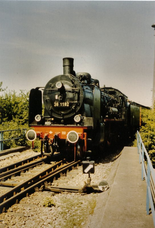 BR 381182 bei der Ausfahrt aus Erfurt-West Richtung Schmira. Aufnahme auf ORWO-Film um 1987. Heute sind die Gleise abgebaut