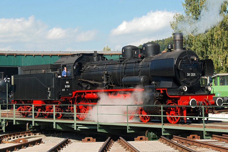 BR 38.1301 auf der Drehscheibe im Lokpark von Ampflwang am 04.10.2009.
