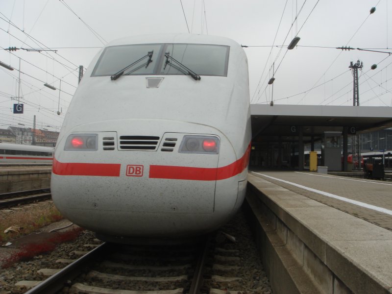 BR 401 090-6 steht zur Abfahrt bereit als ICE 690 nach Berlin Ostbahnhof in Mnchen Hauptbahnhof. Der Lokfhrer ist noch nicht da deswegen Zg 2 statt Zg 1. Aufgenommen am 06.06.07