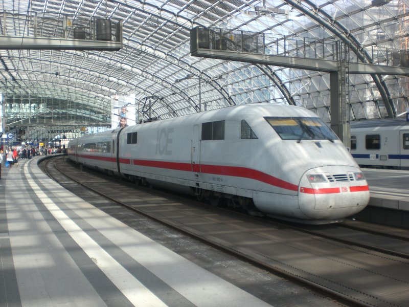 BR 401 als ICE aus Basel im Berlin Hauptbahnhof.