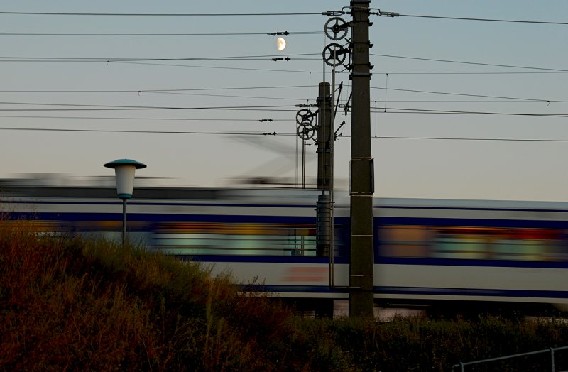 BR 4020 unterwegs von Gaenserndorf nach Moedling. Impression kurz nach der Haltestelle Helmahof.