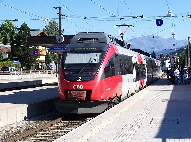BR 4024 061-6 ist gerade im Bahnhof Seefeld in Tirol angekommen. (01.08.07)