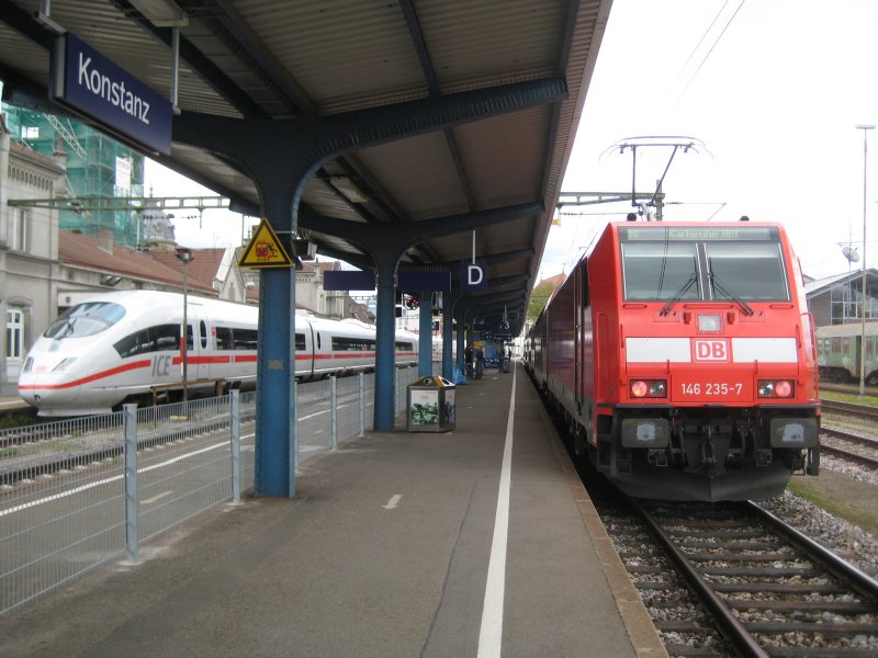 Br 403 035 neben RE 4712 mit Schublok Br 146 235-7 in Konstanz.
19. April 2008