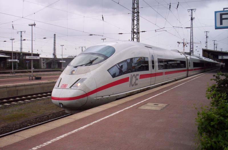 BR 403 als ICE 613 nach Mnchen Hbf steht in Dortmund mitte herbst 2005.