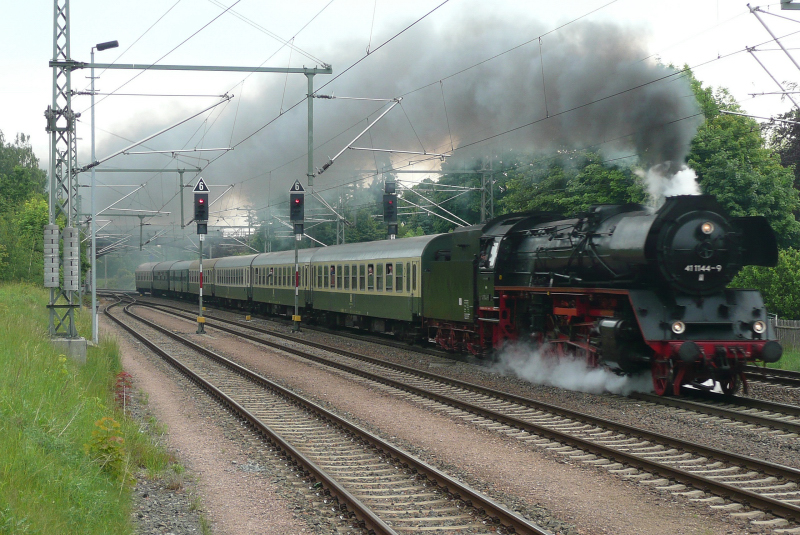 BR 41 1144-9 mit Sonderzug am 21.05.2009 bei Durchfahrt Bf Neumark