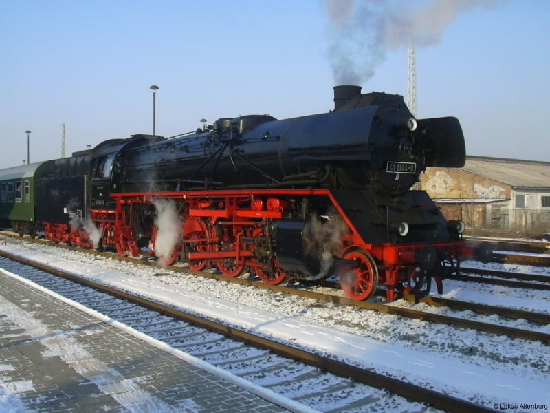 BR 41 1144 im Bahnhof Arnstadt (Hbf) anlsslich des Rodelplitz-sonderzuges; Februar 2006