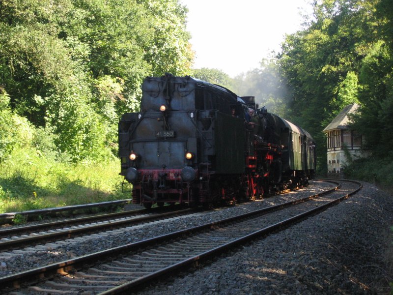BR 41 360 am 23.08.2009 auf der Jubilumsfeier 10 Jahre Regiobahn am der Strecke Mettmann-Kaarst, in Hhe des alten Stellwerkes Erkrath-Neandertal, Tender voraus bergab Richtung Dsseldorf-Gerresheim, weiter bis Kaarst.
Eine schne Veranstaltung, leider war der Zug den ganzen Tag ausverkauft.