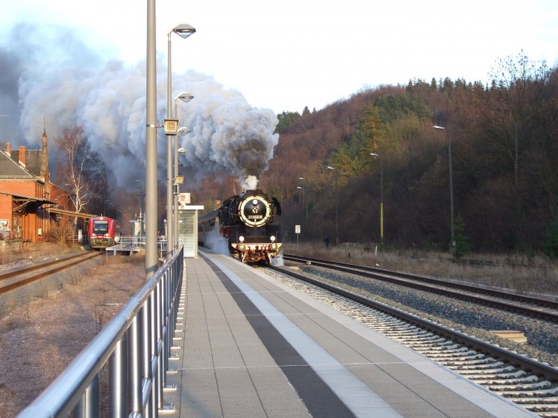 BR 41 bei der Druchfahrt des Bahnhofs Grfenroda im Winter 2007.