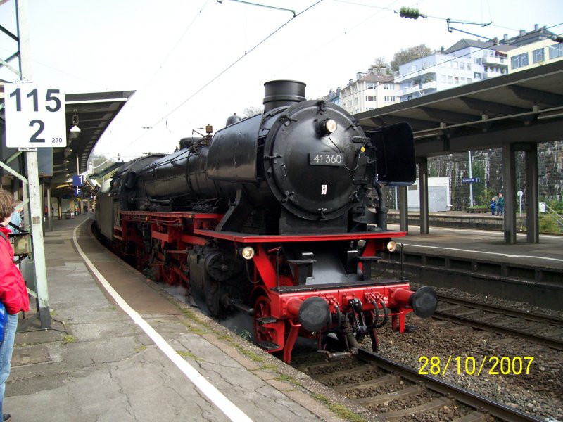 BR 41 mit einem Sonderzug zum Br�ckenfest in Wuppertal Hbf am 28.10.2007