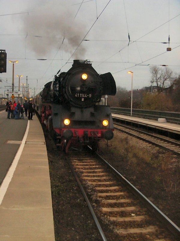 BR 41 mit Sonderzug in der Abenddmmerung in Erfurt Hbf, ehem. Bahnsteig 7