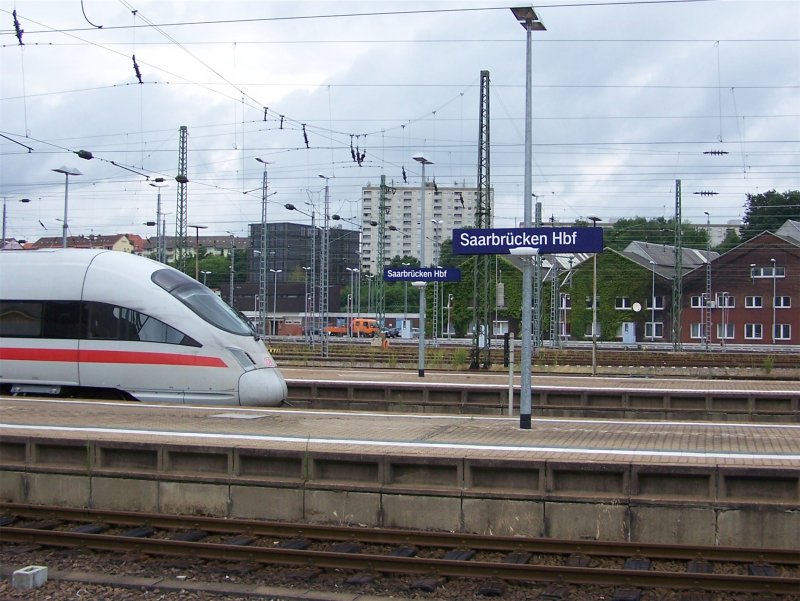 BR 411 (ICE-T 1184  Kaiserslautern ) verlsst Gleis 12 des Saarbrcker Hauptbahnhofs in Richtung Frankfurt/Main Hbf (11.07.2008).
