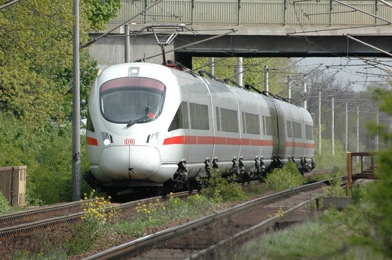 BR 411 Tz1177 fhrt durch Leipzig Rckmarsdorf als ICE1609 in Richtung Mnchen. (20.04.07)