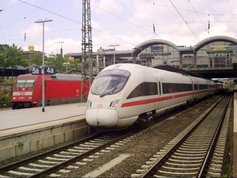 Br 415 und Br 411 stehen als ICE 1559 Wiesbaden Hbf - Dresden Hbf in Mainz Hbf. Am Bahnsteig gegen�ber wartet Br 101 mit EC 7 nach Chur auf die Abfahrt. 23.05.08