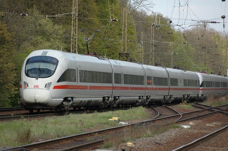 BR 415 Tz1501 als ICE1651 in Leipzig-Leutzsch. (20.04.07)