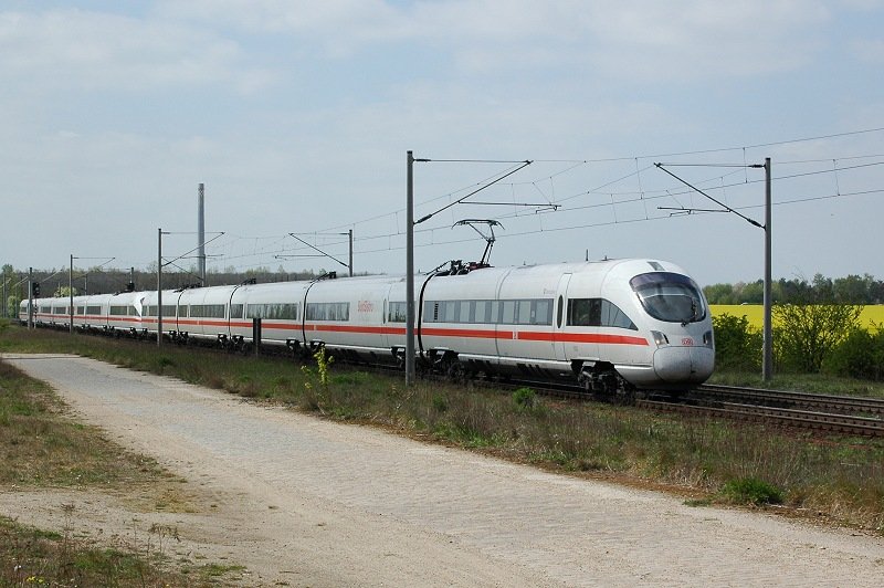 BR 415 Tz1503 zwischen Leipzig Miltitz und Rckmarsdorf. Bei dem hinteren Zugteil handelt es sich um einen Zug der BR 411.(20.04.07)
