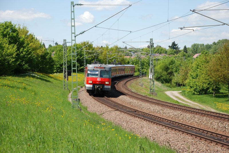 BR 420 423-6 als S-Bahn unterwegs in Richtung Stuttgarter Flughafen. Kurz nach der Ausfahrt aus dem Haltepunkt Oberaichen am 4.05.2009.