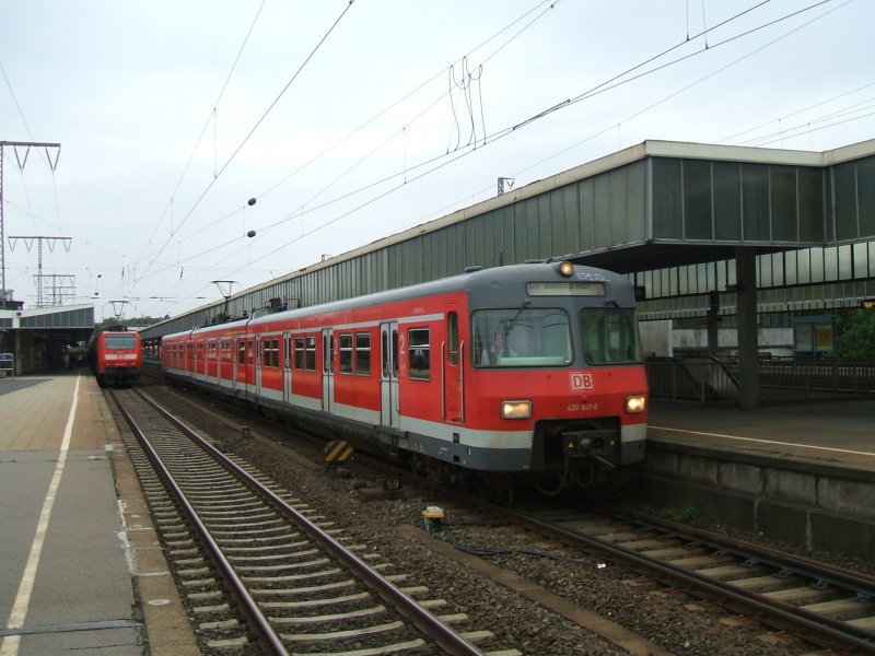 BR 420 847-6 als S 9 nach Bottrop hier in Essen Hbf. bei der 
Ausfahrt,links eine 146er mit Re 6 Dsseldorf-Minden im Schub 