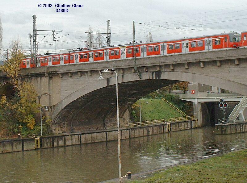 BR 420 fhrt am 25.10.2002 von Stuttgart Hbf. kommend ber die Neckarbrcke in Bad Cannstatt, die Brcke ist viergleisig, je zwei fr S-Bahn und Fernbahn. Hinter der Brcke ist eine Schleuseneinfahrt sichtbar.
