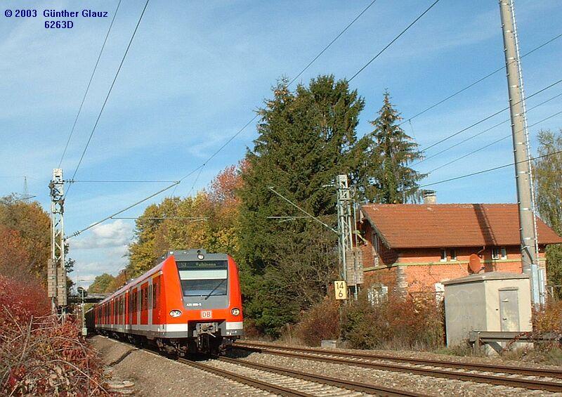 BR 423 als S3 Backnang - Stuttgart-Vaihingen am 02.11.2003 zwischen Maubach und Nellmersbach. Zu dem Bahnwrterhaus gehrte ein beschrankter Bahnbergang, zu letzt Halbschranke, der vor einigen Jahren durch die Brcke im Hintergrund ersetzt wurde.