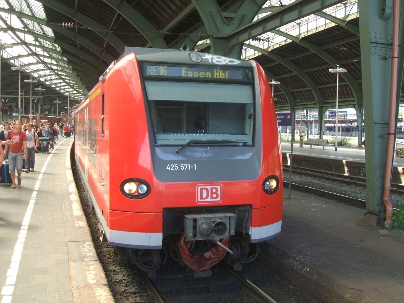 BR 425 571-1 mit RE 16, Siegen - Essen Hbf beim Halt in Hagen Hbf. 