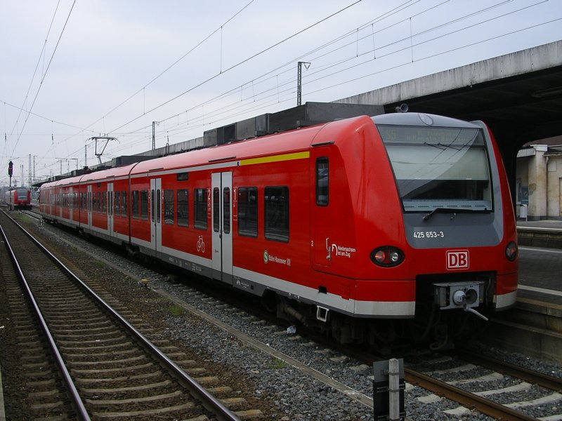 BR 425 653-3  S-Bahn Hannover  (Niedersachsen ist am Zug) als S5 von Paderborn Hbf. nach Hannover Flughafen, die Fahrzeit betr�gt 2 Stunden,13 Minuten.(20.04.2008)