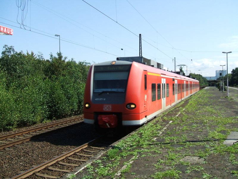BR 425 als RE 16  Ruhr Sieg EX   von Siegen nach Essen bei
der Ausfahrt in Wattenscheid nach Essen.(18.08.2007)