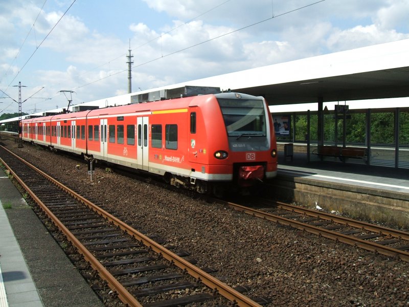 BR 425  Haard Bahn  von Essen Hbf. nach Haltern am See ,
in Gelsenkirchen Hbf. beim Halt. (13.08.2007)