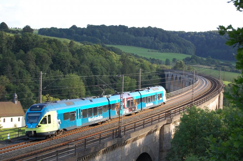 Br 426 (ET 004) als Westfalenbahn Paderborn Hbf - Herford mit Werbung  2000 Jahre Varusschlacht  am 19.06.09 auf dem Bekeviadukt bei Altenbeken.