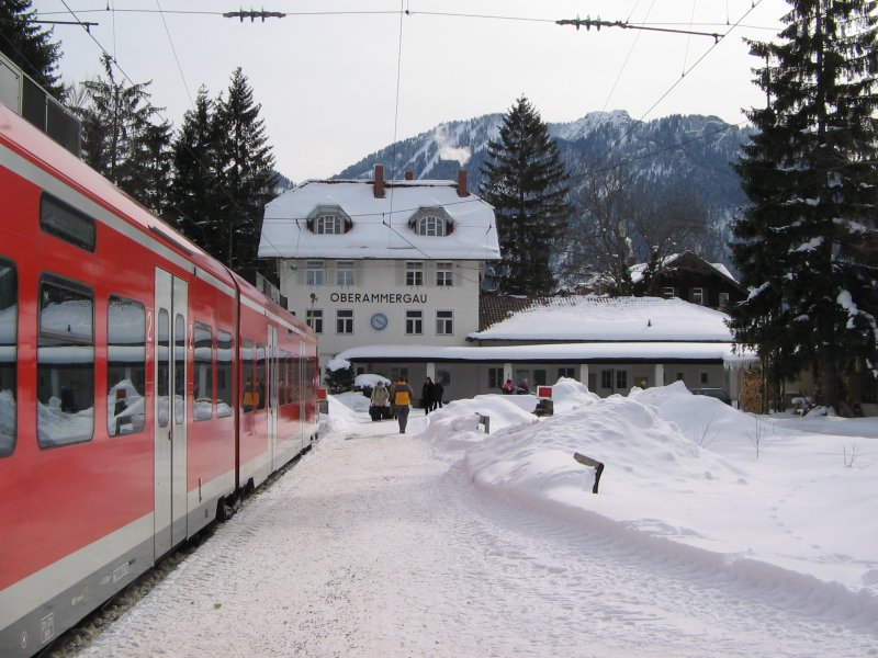 BR 426 mit Schneekulisse im Bahnhof Oberammergau