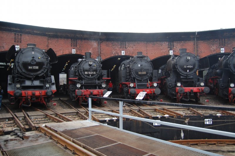 Br 44 1338, Br 86 1501-5, Br 80 023 und Br 52 4924 standen beim 19. Heizhausfest am 22.08.09 im Lokschuppen des Bw Chemnitz.