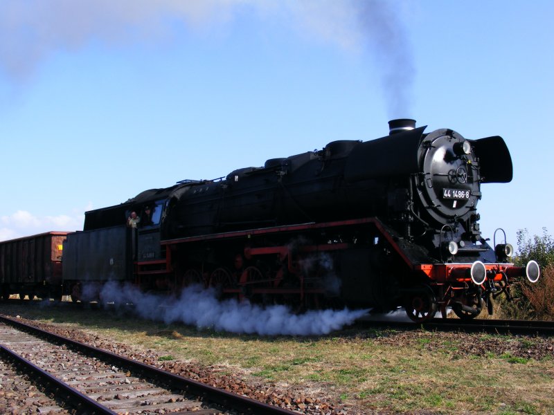 BR 44 1486-8 am 26.09.2009 auf dem Dampflokfest...

Hier bei der Scheinanfahrt mit Gterwaggons...
im Traditions BW Stafurt / Leopoldshall