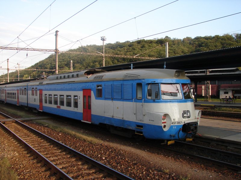 BR 451 057-4 im Bahnhof Kralupy nad Vltavou.
