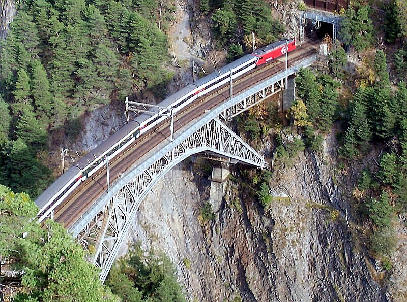 BR 460 mit IC von Spiez nach Brig am 08.11.2006 auf dem Bietschtal-Viadukt.