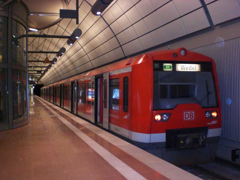 BR 474 als S1 nach S-Bahnhof Wedel im S-Bahnhof Flughafen Hamburg.