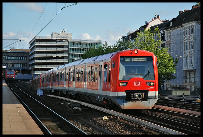 BR 474 Der S-Bahn Hamburg Als S1 F�hrt Aus Dem Tunnel Nach Blankenese Links BR 143 F�hrt Als RB Nach Itzehoe 07.07.07