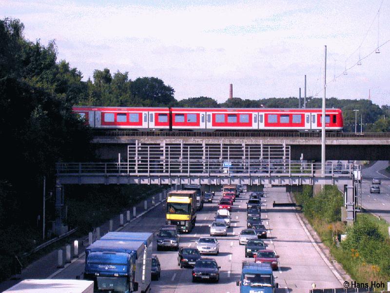 BR 474 berquert nrdlich des Elbtunnels die A 7 Hamburg-Flensburg; Aug. 2002.