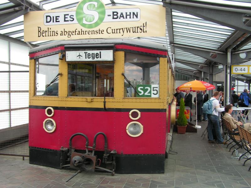 BR 475,Die Frontseite des Imbiss Standes am Flughafen Berlin-Tegel
31.05.05