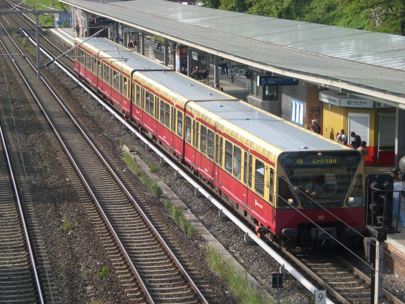 BR 480 als S8 nach S-Bahnhof Berlin-Gr�nau im S-Bahnhof Berlin Landsberger Allee.