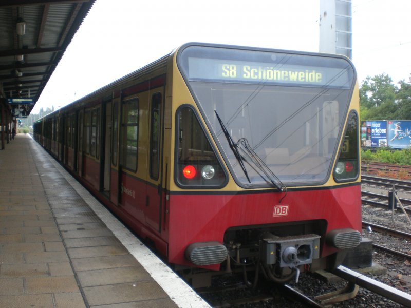 BR 480 als S8 nach S-Bahnhof Berlin-Schneweide im S-Bahnhof Berlin Greifswalder Strae.
